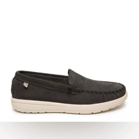 MINNETONKA men’s Discover Classic Slip-On Loafers