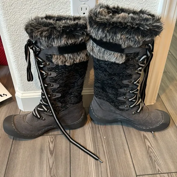 MUKLUKA hiking and snow boots NWT size 7
