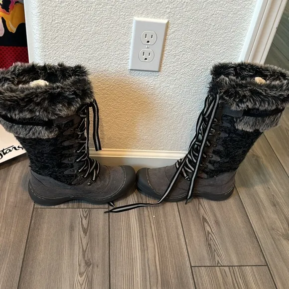 MUKLUKA hiking and snow boots NWT size 7
