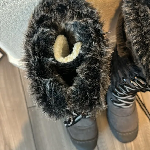 MUKLUKA hiking and snow boots NWT size 7