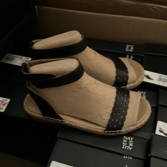 NATURALIZER Gionni Flat Sandals