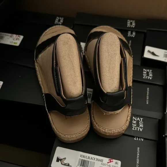 NATURALIZER Gionni Flat Sandals