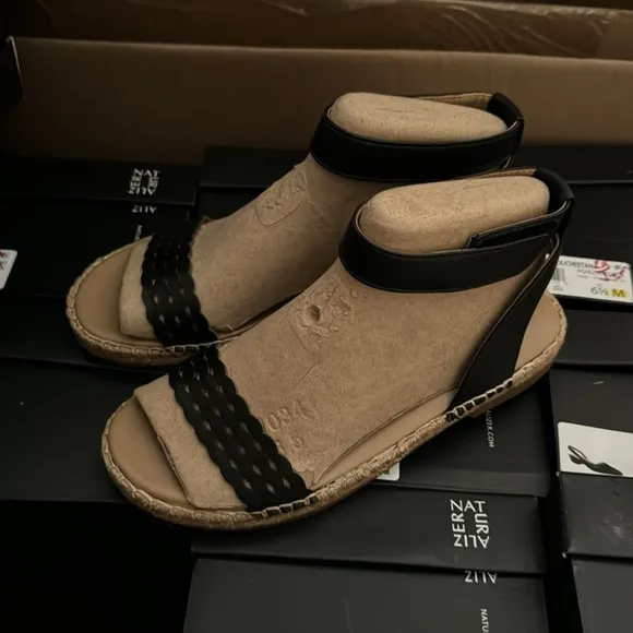 NATURALIZER Gionni Flat Sandals