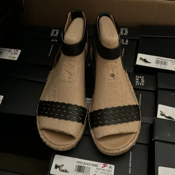 NATURALIZER Gionni Flat Sandals