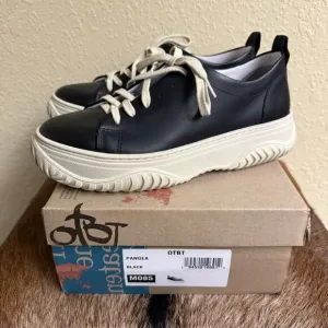NEW $145 OTBT Pangea 9M Platform Sneakers Black Leather Athleisure Chunky Trendy