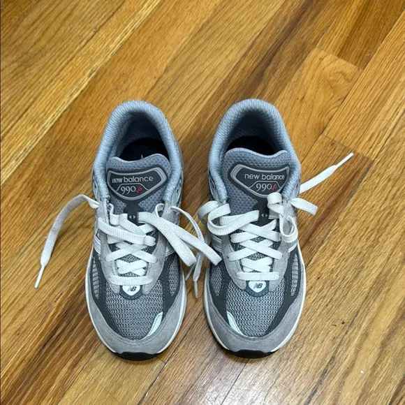 New Balance Gray and White Sneakers Modern Design