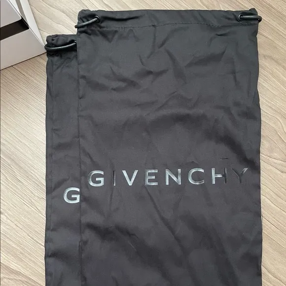 *NEW* GIVENCHY PARIS flat sandals in rubber