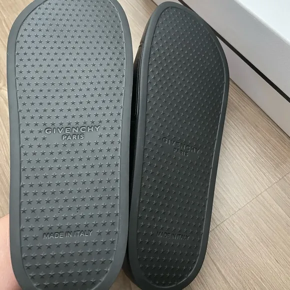 *NEW* GIVENCHY PARIS flat sandals in rubber