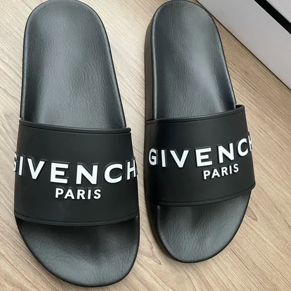 *NEW* GIVENCHY PARIS flat sandals in rubber