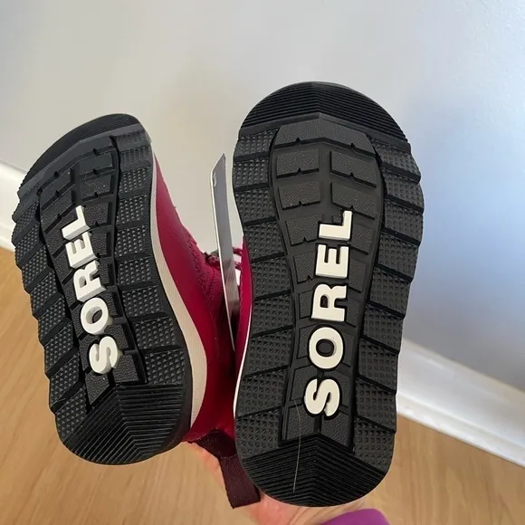 New Sorel Whitney II Waterproof Insulated Short Boots size 8 Fuchsia Black