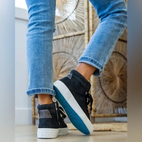NEW!! Women’s Blowfish Waverly High Top Sneakers in BLACK (Size 7.5)