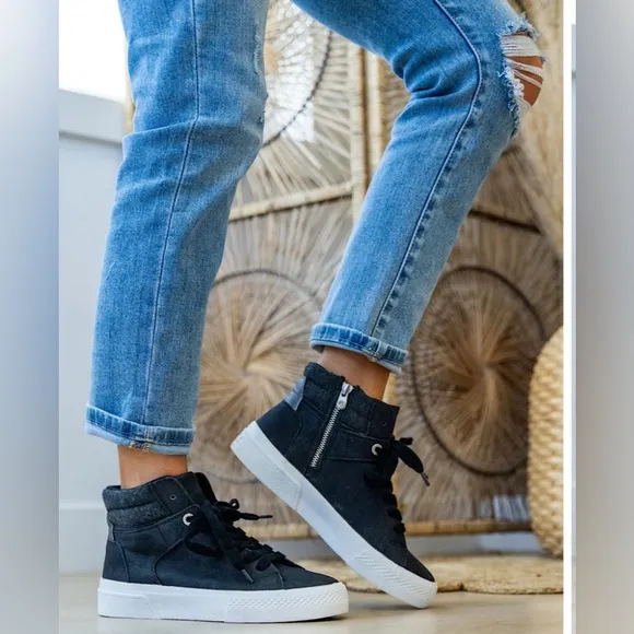 NEW!! Women’s Blowfish Waverly High Top Sneakers in BLACK (Size 7.5)