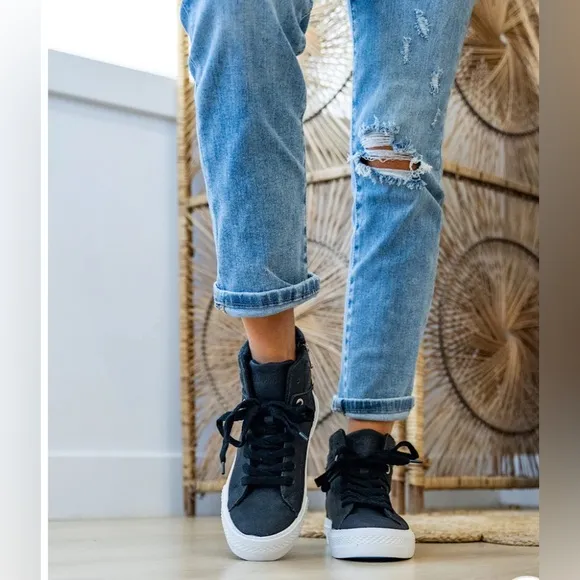 NEW!! Women’s Blowfish Waverly High Top Sneakers in BLACK (Size 7.5)