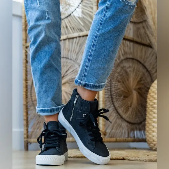NEW!! Women’s Blowfish Waverly High Top Sneakers in BLACK (Size 7.5)