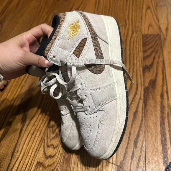 Nike air Jordan leather High-Top Sneakers size 5.5 Y
