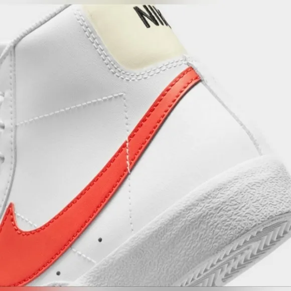 Nike Blazer '77 Mid VNTG Unisex White/Red High-Top Sneakers M 10/W 11.5