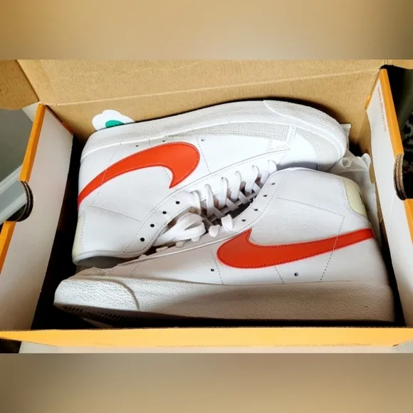 Nike Blazer '77 Mid VNTG Unisex White/Red High-Top Sneakers M 10/W 11.5