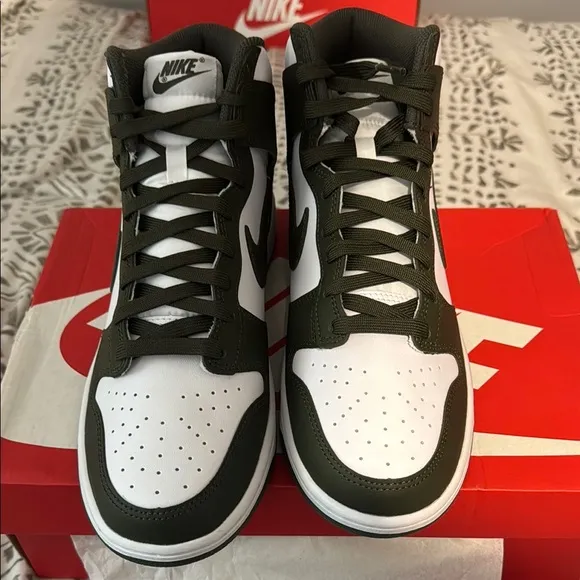Nike DUNK HI RETRO Sneakers in Green and White NEW in the box