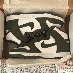 Nike DUNK HI RETRO Sneakers in Green and White NEW in the box