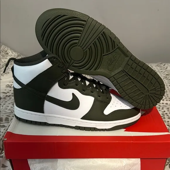 Nike DUNK HI RETRO Sneakers in Green and White NEW in the box