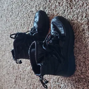 Nike Tanjun Black Anthracite High Rise Snow Boots Womens Size 8 AO0355-002