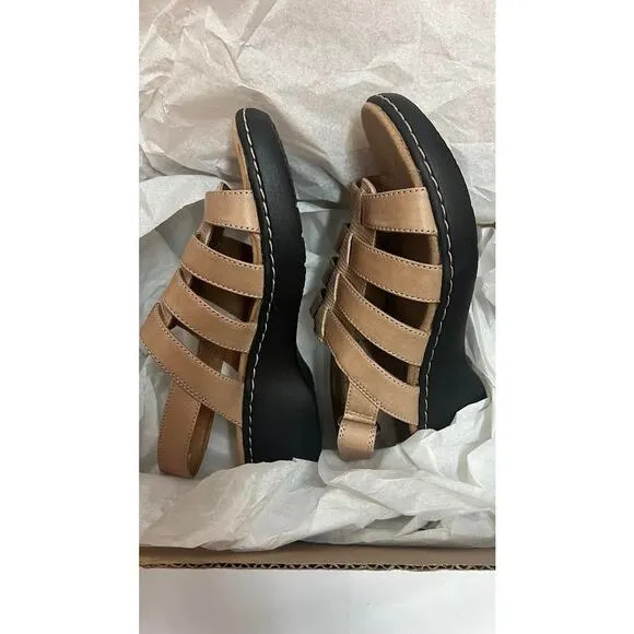 NWB! Clarks Women's  Trotters Flat Sandals SAND/5.5 B(M)