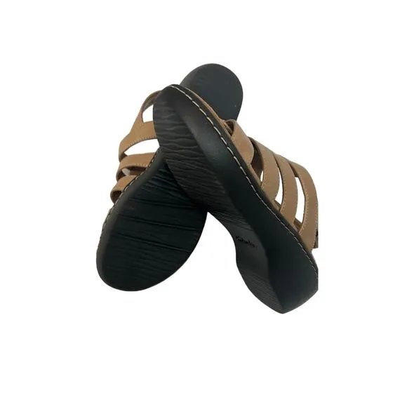 NWB! Clarks Women's  Trotters Flat Sandals SAND/5.5 B(M)