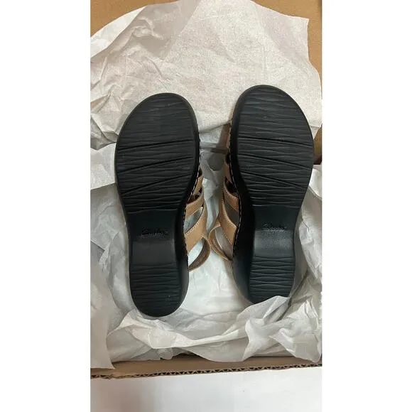 NWB! Clarks Women's  Trotters Flat Sandals SAND/5.5 B(M)