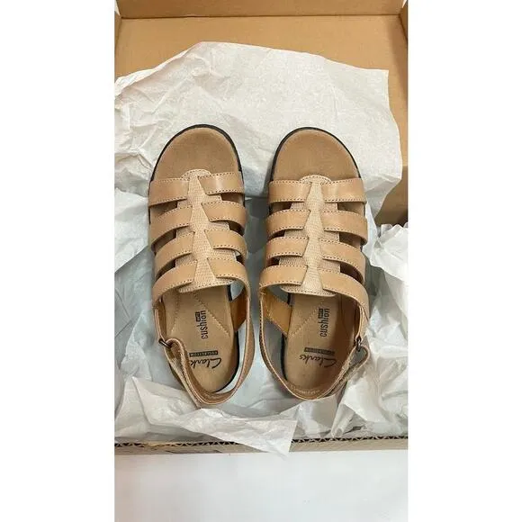 NWB! Clarks Women's  Trotters Flat Sandals SAND/5.5 B(M)