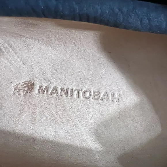 NWOB $89 MANITOBAH Classic Moccasin