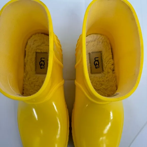 NWOB BIG KIDS CANARY YELLOW UGG DRIZLITA RAIN SNOW BOOTS 1130361K Size 5