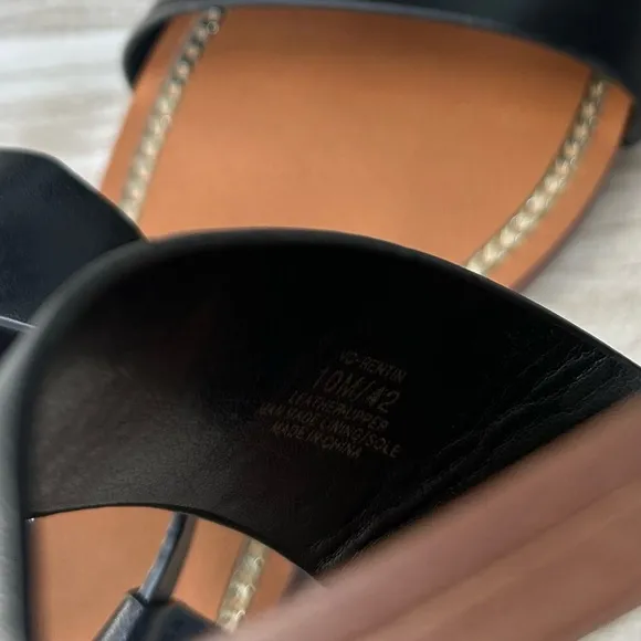 NWOB Vince Camuto Black Strappy Leather Sandals, Size 10M Women.