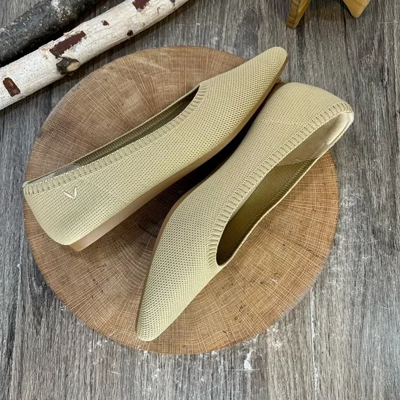 *NWOB Vivaia Aria 5 Pointed-Toe Ballet Flats Nude Peach Size 38.5/7.5