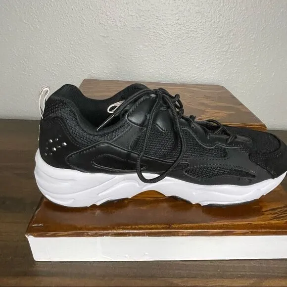 NWOT Fila Ray Tracer Chunky Sneakers Black and White Size 7