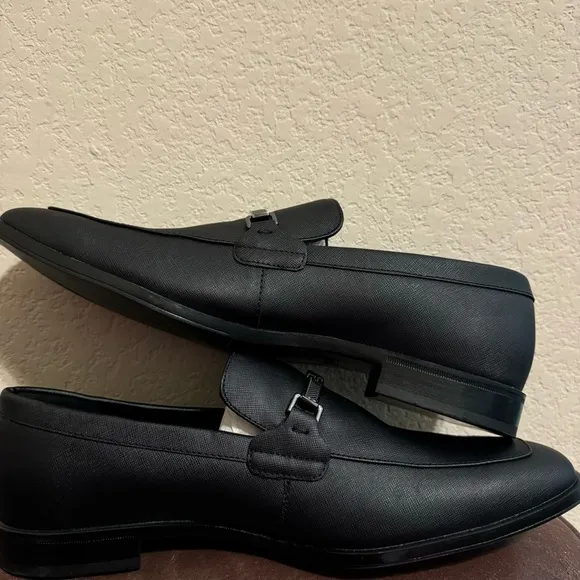 NWOT Guess Hinn Dress Loafers
