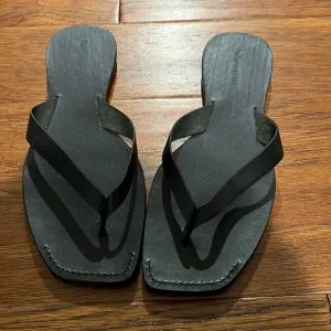NWOT reformation Naomi square toe flat thong sandals