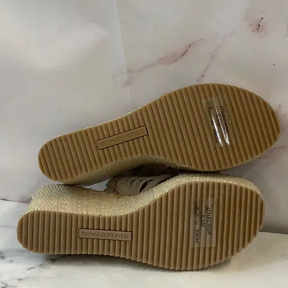 NWT Donald Pliner Women's Sandal Size 8.5 Mushroom Color