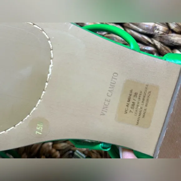 NWT sz 7.5 Vince Camuto Alminda Green flat sandals ankle wrap tie