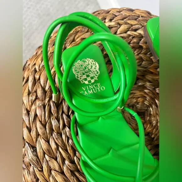 NWT sz 7.5 Vince Camuto Alminda Green flat sandals ankle wrap tie