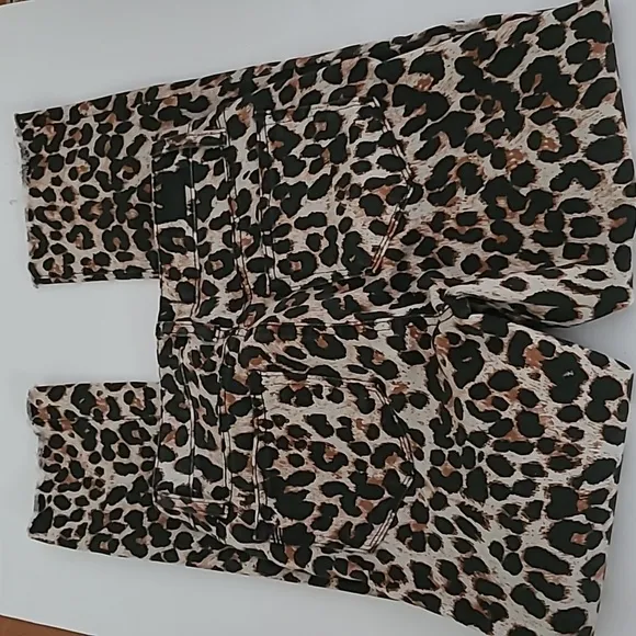 Paige Leopard Hoxton Ankle Raw Hem Jean EUC