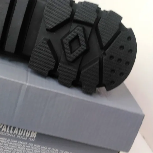 Palladium Revoly HI TX All Black 97424-010-M Hi-Top Sneakers Hiking Boots NIB