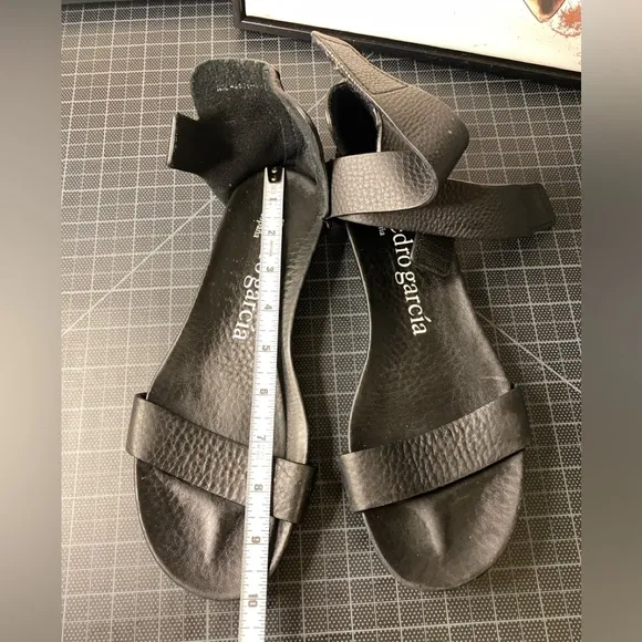 Pedro Garcia black leather flat sandals Size 8