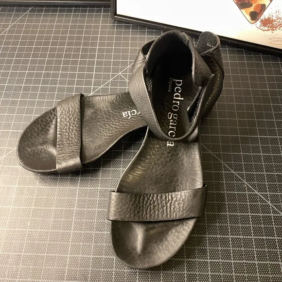 Pedro Garcia black leather flat sandals Size 8
