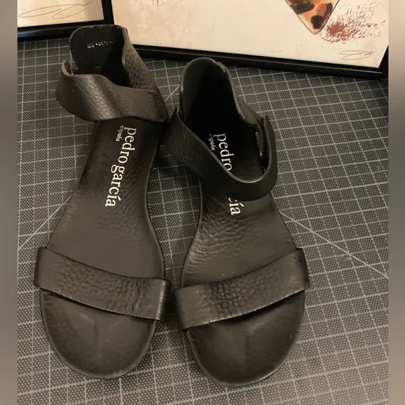 Pedro Garcia black leather flat sandals Size 8