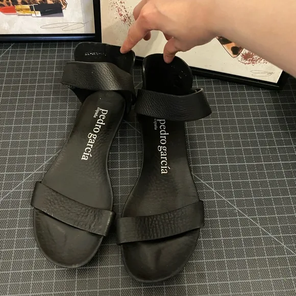 Pedro Garcia black leather flat sandals Size 8