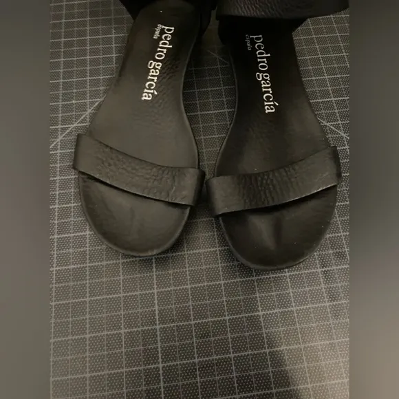 Pedro Garcia black leather flat sandals Size 8