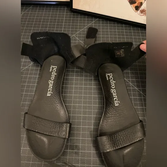Pedro Garcia black leather flat sandals Size 8