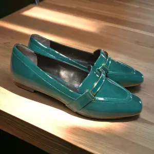 Pour La Victoria Classic Kelly Green Patent Academia Leather Loafers