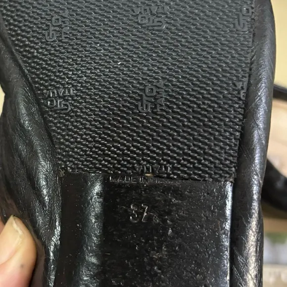 Prada Classic Ballerina Flats. Black Vitelli Shine Leather. Beautiful size 37.