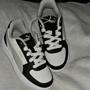 Puma Kids Black White Gray Court Sneakers Casual Sporty Low-Top Design Size 11